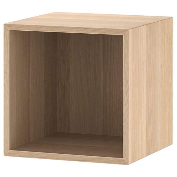 Een EKET houten kubuskast in eiken kleur. Het is vierkant van vorm met een eenvoudig, modern ontwerp.