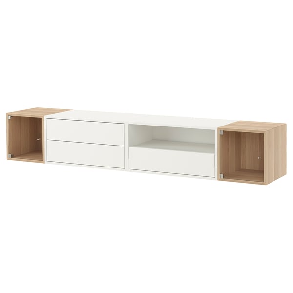 Moderne wandkast, genaamd EKET, wit met natuurlijke houtaccenten, een combinatie van open en gesloten opbergruimte met een strak design.