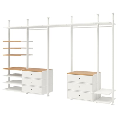 Een ELVARLI opbergsysteem in het wit met bamboe accenten. Het bevat planken, lades en kledingstangen.