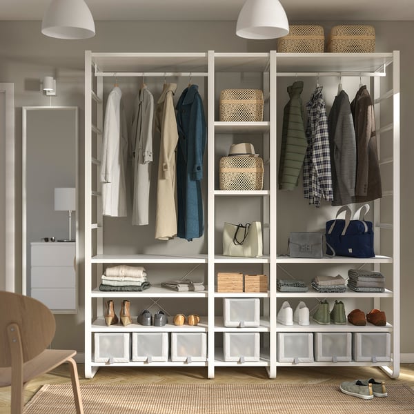 Moderne kast met open planken en hangruimte, netjes organiserende kleding en accessoires.