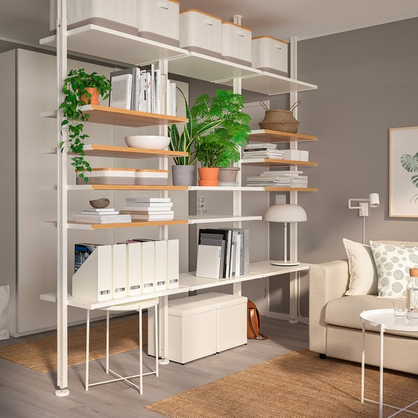 ELVARLI opslag: witte & bamboe planken met boeken, planten. Ruim, bereikt plafond.