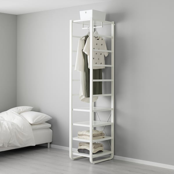 Witte ELVARLI opberger in de slaapkamer met kleding op hangers en opgevouwen op planken.