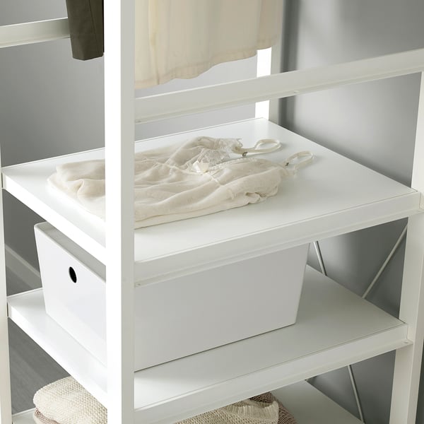 Witte kast met stoffen artikelen. Kruissteun voor stabiliteit.