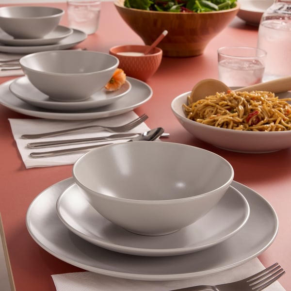 Grijs FÄRGKLAR servies, modern minimalistisch, stenen borden en kommen op rode tafel