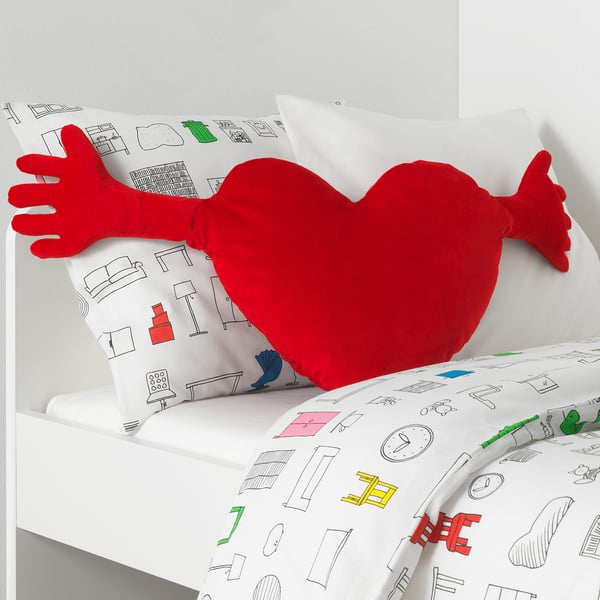Rood harthoofdkussen, wit dekenarmpatroon.