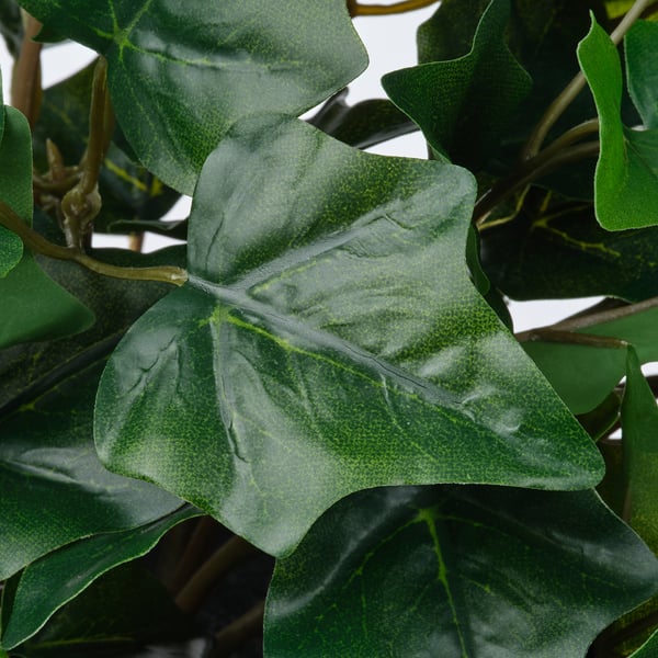 Close-up van levensechte kunstmatige plantenbladeren, gemaakt van gerecycled plastic, met levendige groene textuur en realistische aders.