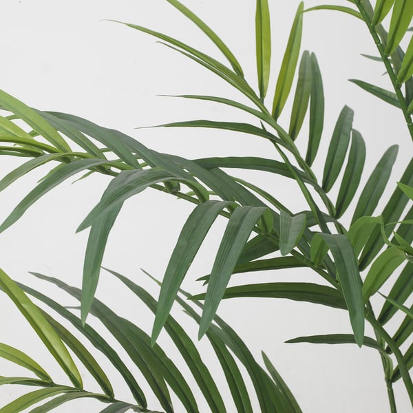 Levendige groene kunstplantbladeren, levensecht en fris, op natuurlijke wijze gerangschikt op een stengel.