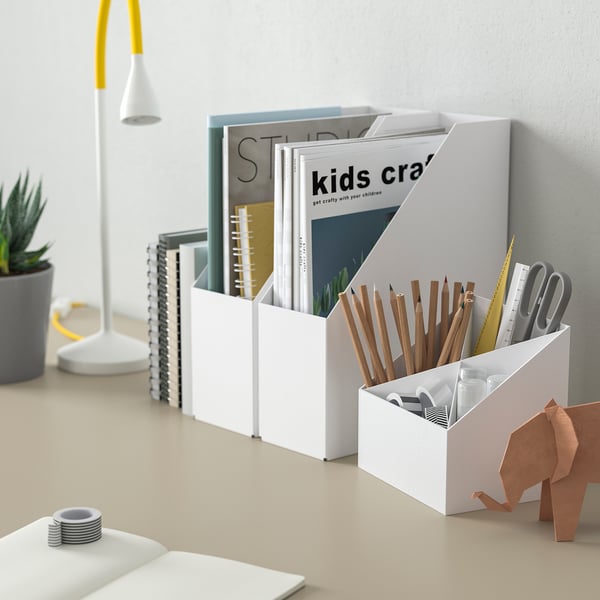 FJÄDERHARV witte bureau-organizer met 4 vakken voor pennen, scharen en boeken. Compact en toch ruim, past netjes tussen andere bureau-items.