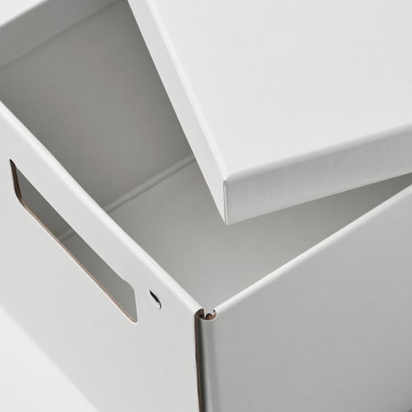 Gesloten witte kartonnen doos, netjes vervaardigd met zichtbare metalen sluiting, zittend op een plat oppervlak.