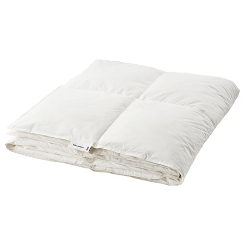 Een wit fjällräven FJÄLLARNIKA dekbed. De rechthoekige met gestikte compartimenten, ontworpen voor warmte met een katoenen hoes en donzen vulling.