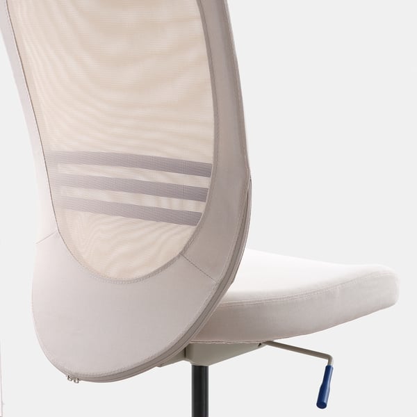 Ergonomische bureaustoel met mesh rugleuning en zitting, ondersteunend ontwerp, blauwe armleuning detail.