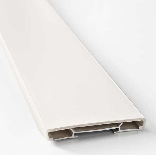 Close-up van een gladde, witte plastic keukenplint. Toont strakke randen en stevige constructie.