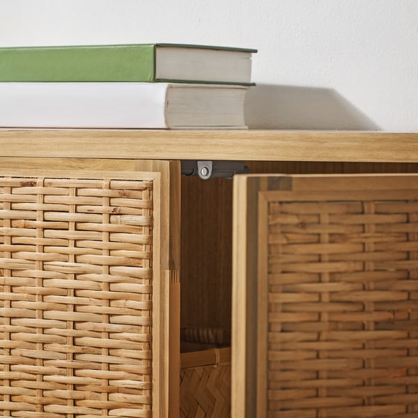 Gesloten houten kast met gevlochten rotan deuren, met stevige scharnieren en natuurlijke afwerking.