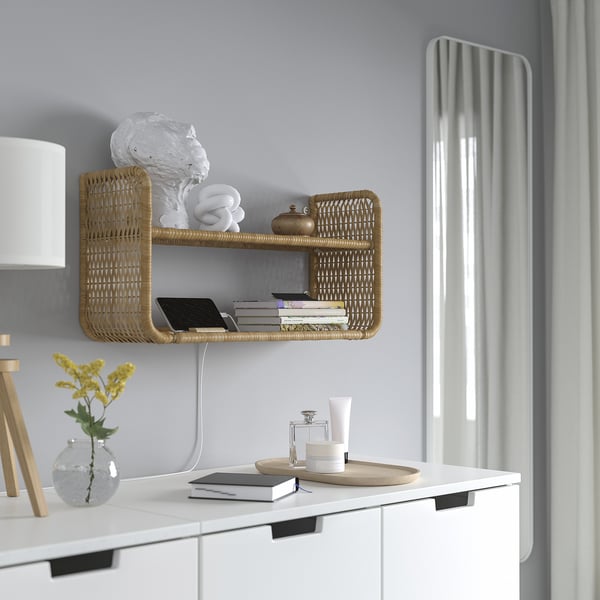 Aan de muur gemonteerde rieten plank biedt plaats aan handdoeken, boeken en telefoon. Rubberen opladers door muuropening.