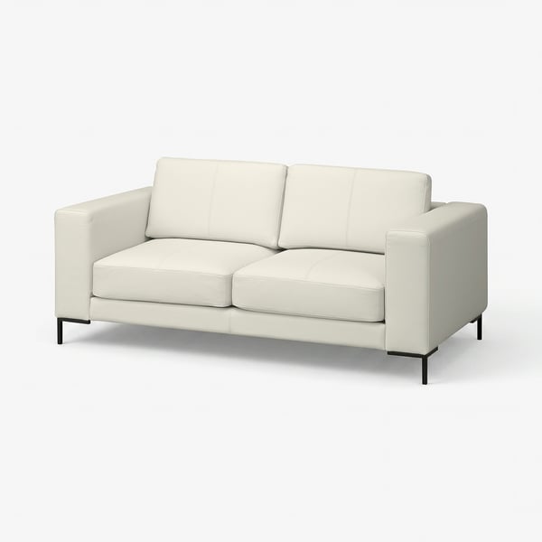Witte leren bank, modern design, strakke lijnen, twee kussens, zwarte metalen poten.