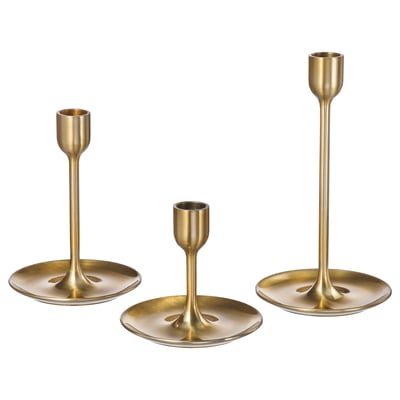 Drie gouden kandelaars van verschillende hoogtes met modern design. Messingkleurig, strak en tijdloos, perfect voor huisdecoratie.