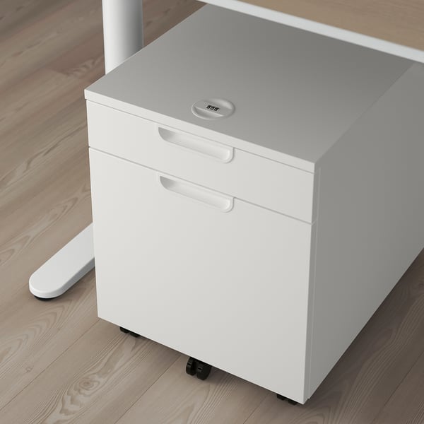 Een witte verrijdbare kantoorkast met twee lades en een cijferslot, ontworpen om gemakkelijk onder tafels op te bergen.