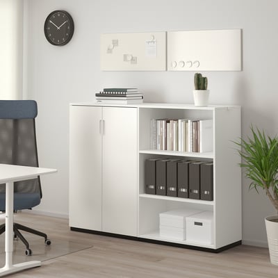 Witte GALANT kantooropberger met open/gesloten planken die ordners, boeken en dozen organiseren, naast een blauwe stoel en bureau in een moderne werkruimte.