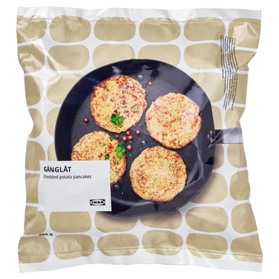 Ikeas GÅNGLÅT geraspte aardappelpannenkoekjes verpakt, met vier pannenkoeken op een zwarte koekenpan met garnering.