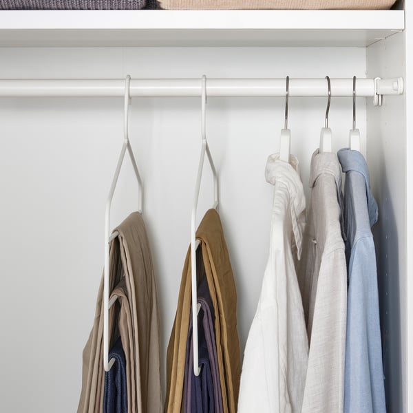 Kast met GÅRDSMÄSTARE hangers die broeken en rokken netjes organiseren, ruimte besparen.