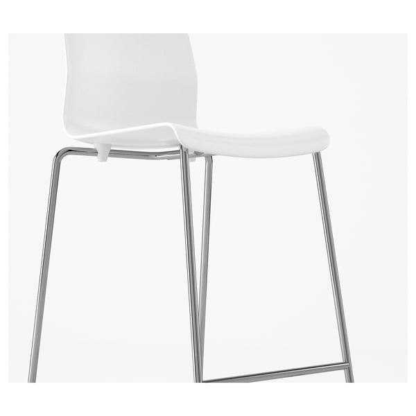 Moderne witte barkruk met strakke chromen poten, ontworpen voor comfort en stapelbaarheid.