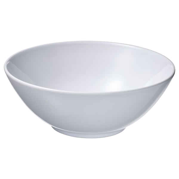 Een witte, ronde en lege GODMIDDAG schaal gemaakt van steengoed, ontworpen voor veelzijdig gebruik.