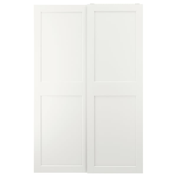 Deze afbeelding witte GRIMO schuifdeuren. Ze hebben een strak, modern ontwerp met gedurfde frames en afgeschuinde randen, en bieden een minimalistische uitstraling.