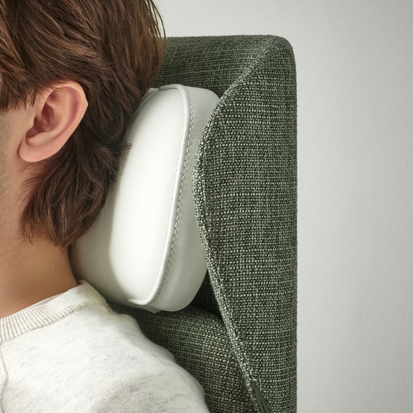 Persoon die witte hoofdtelefoons gebruikt, leunend op groene met stof beklede hoofdsteun.