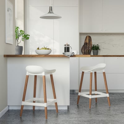 Moderne keuken met witte GRÖNSTA krukken. Strak ontwerp, houten poten, comfortabel voor de hoogte van de eetbar.