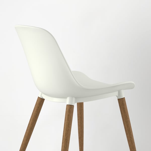 Een strakke, moderne stoel met een gladde witte zitschaal en stoere lichtbruine houten poten. Het ontwerp zorgt voor comfort en eenvoudige reiniging.
