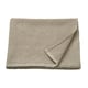 Gevouwen lichtgrijze GULLDYNA-handdoek, rechthoekig, getextureerd, gemaakt van 100% gerecycled katoen, zichtbaar tegen wit.
