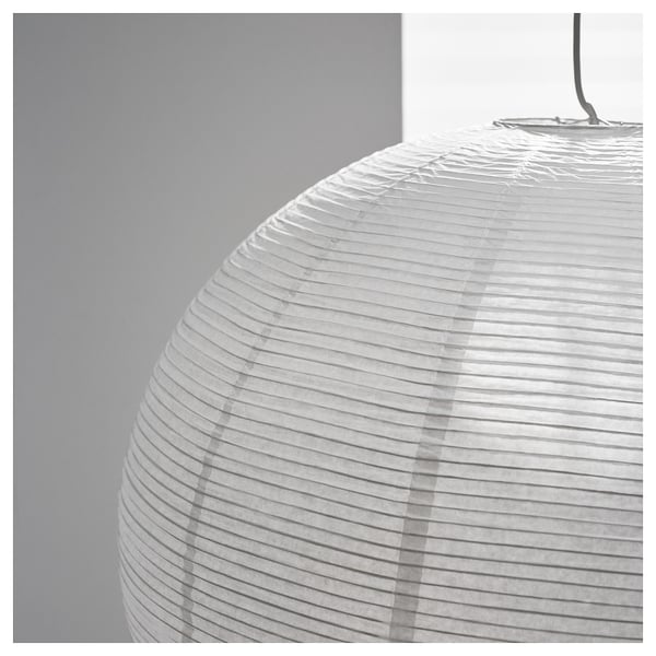 Zwart-witte close-up van een hangende rijstpapieren lamp met verticale lijnen, die de getextureerde, handgemaakte kwaliteit en subtiele lichtdiffusie laat zien.