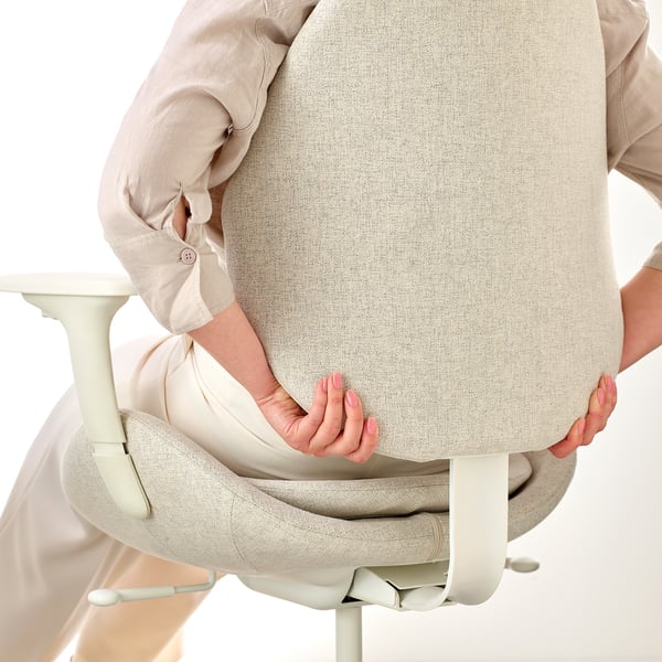 Persoon die ergonomische bureaustoel met lendensteun verstellen.