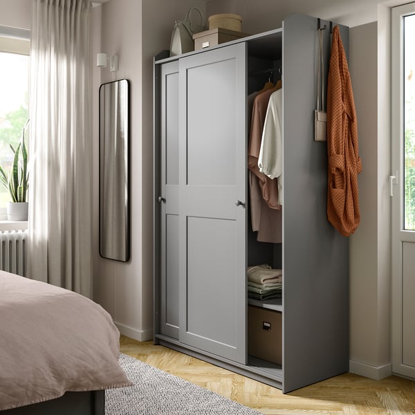 Moderne slaapkamer met grijze HAUGA kledingkast met hangers en planken.