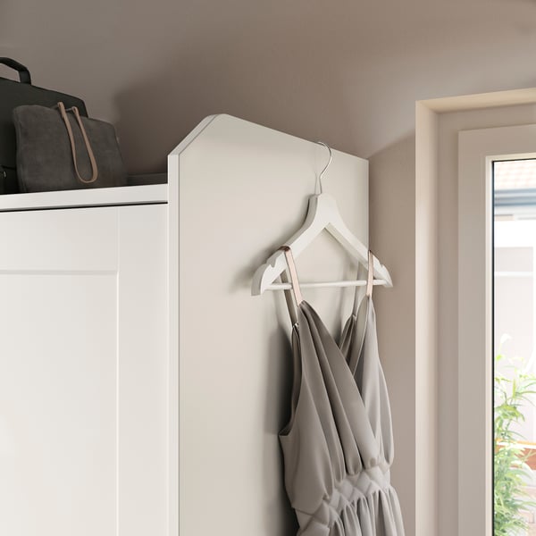 HAUGA kledingkast met schuifdeuren, hangende & opvouwbare opslag, strak ontwerp, vezelplaat met acryl & folie afwerking, grijze jurk, tassen bovenop.