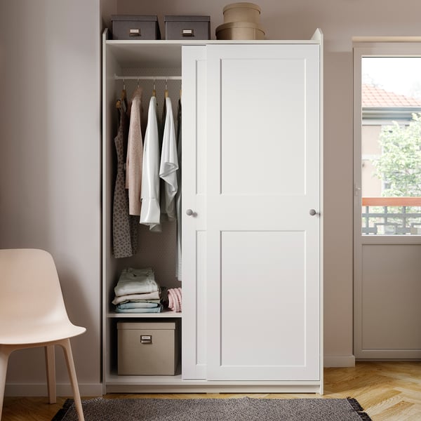 Witte HAUGA kledingkast met ophanging & planken, schuifdeuren, in georganiseerde ruimte.