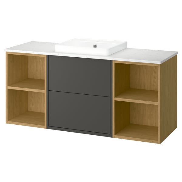 Moderne badkamermeubel, HAVBÄCK, lichthouten open planken, donkergrijze lades, een wit marmeren blad en een semi-inbouw wastafel.