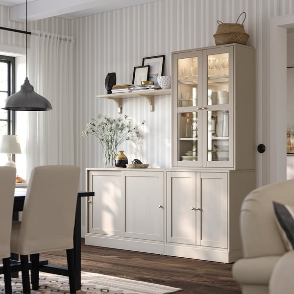 HAVSTA wit dressoir met glazen kast, gestreept behang, beige stoelen, houten vloer, decor.