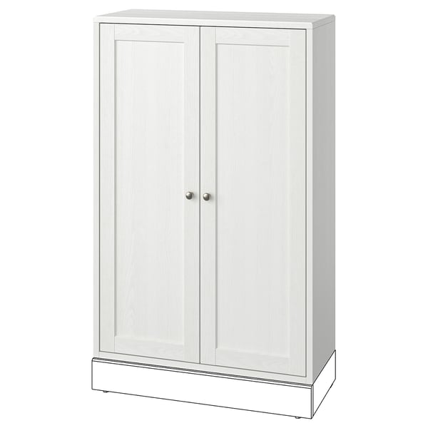 Een witte HAVSTA houten kast met twee deuren en knoppen. Het is rechthoekig, gemaakt van massief grenen, en heeft een rustiek ontwerp.