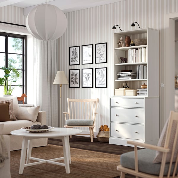 Woonkamer met HAVSTA witte kist, stoel, boekenplank en salontafel.