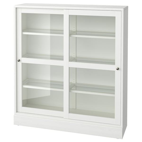 Een witte HAVSTA vitrinekast. De rechthoekige met drie planken in elk gedeelte, glazen schuifdeuren en een rustieke grenen afwerking.