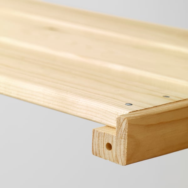 Close-up van een gladde, onafgewerkte houten plank, met zijn sterke, natuurlijke nerf en lichte afschuining aan de rand.
