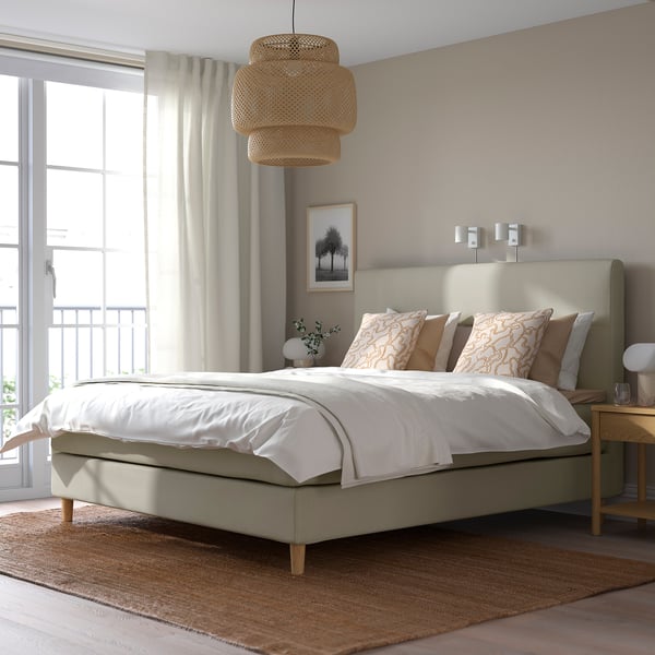 Moderne slaapkamer met HEMFJÄLLET bed en groot raam.
