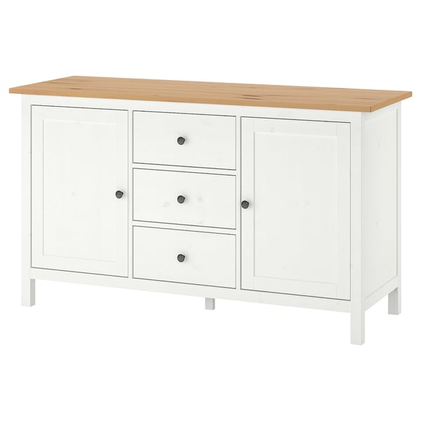 Een wit HEMNES dressoir met drie lades en twee kastdeuren met knoppen, gemaakt van massief grenen en hout.