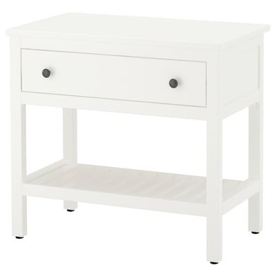 Een wit houten HEMNES nachtkastje met een enkele lade en een open plank, voorzien van stijlvolle ronde knoppen.