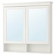 Een witte HEMNES spiegelkast met twee spiegeldeuren, geschikt voor opslag in de badkamer.