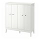 Een IDANÄS witte kast met vier vouwdeuren, staande op vier poten, met een modern en tijdloos design.