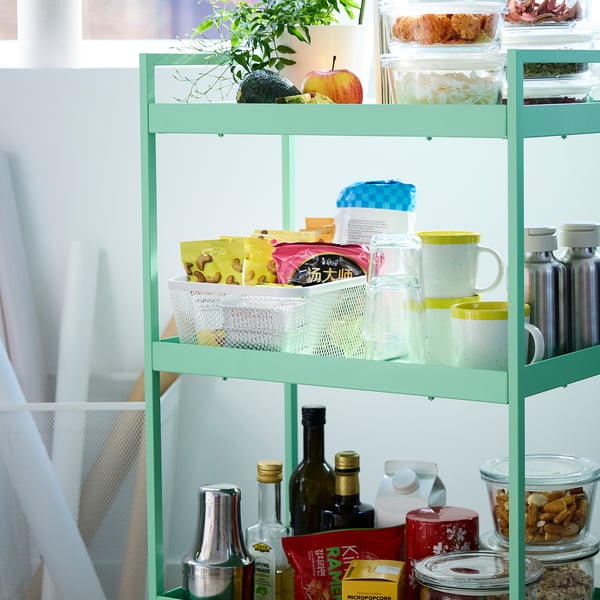 -tier IKEA rek met planten, producten, snacks, & flessen.