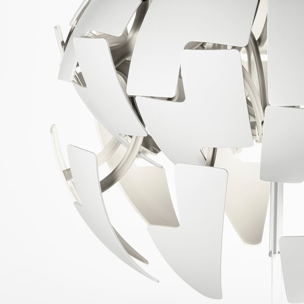 Moderne hanglamp met instelbare lichtintensiteit, met strakke witte lamellen en metalen accenten, ontworpen voor decoratieve plafondpatronen.