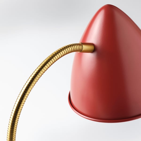 Rode moderne bureaulamp met flexibele gouden messing zwanenhalsarm, strak design en kegelvormige kap.